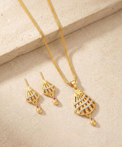 Micro Gold Platted Elegant Designer Pendant & Earrings Set